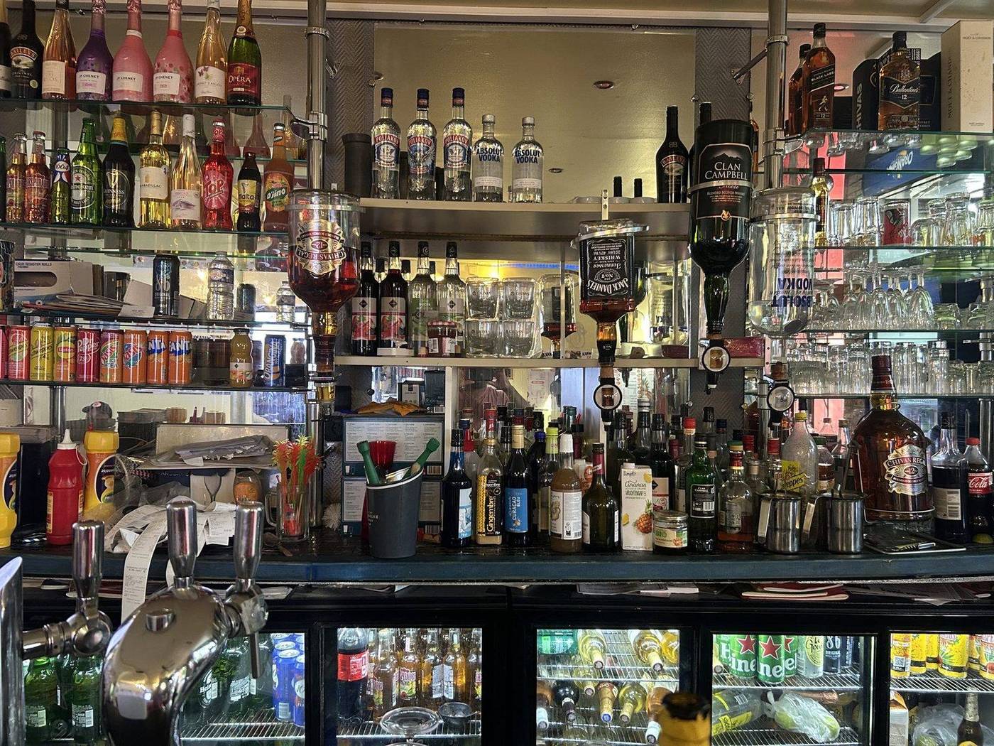 Le bar du restaurant Waka Waka, ses bouteilles et ses tireuses