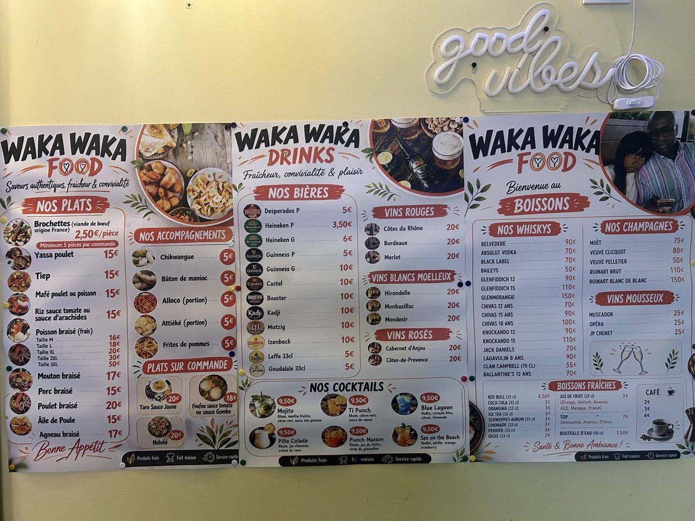 Les affiches de la carte Waka Waka sur le mur du restaurant